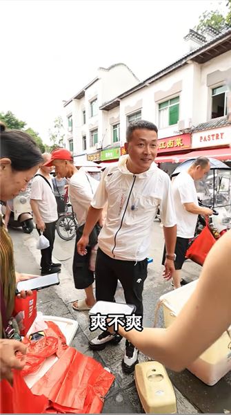 釣魚和美女我都喜歡，專找美女攤位賣魚：釣魚我快樂，賣魚大家都快樂