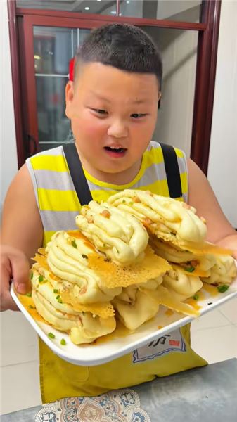 網友好奇我家大兒子為啥小小年紀廚藝在線