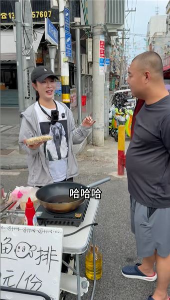 擺攤賣鱈魚排，沒想到這么暢銷，一小時一箱子成功賣完。