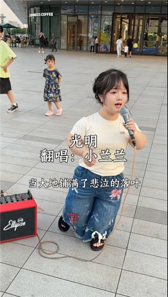 街頭唱歌被路人指指點點，換作是你會怎么應對？