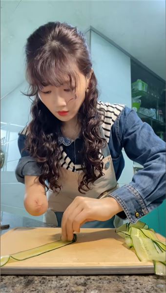 剛出生被橡皮筋致左手截肢，單手媽媽，把煙火日子過得閃閃發光
