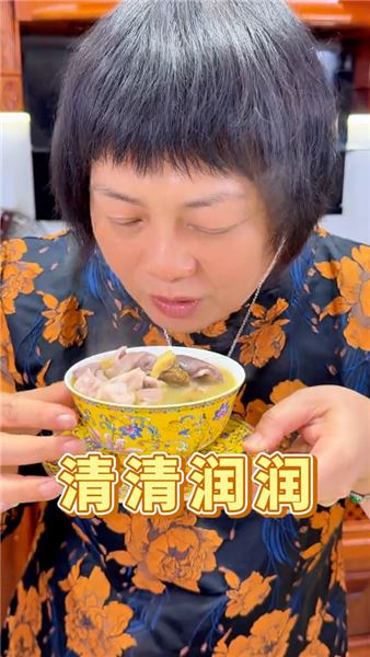 北風天必喝胡椒豬肚浸雞，掌握這3個技巧，湯濃肉嫩暖胃又舒服