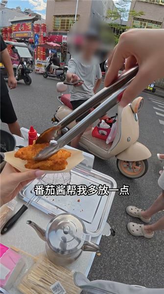 擺攤賣鱈魚排，沒想到這么暢銷，一小時一箱子成功賣完。