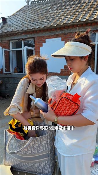 閨蜜執意奔赴鄉村愛情：我盼有情人圓滿，又怕她賭輸青春