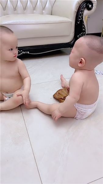 親姐妹哪有不吵的，吵歸吵，血脈里的疼愛騙不了人