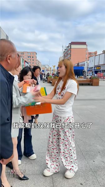 老爸街頭暈倒路人紛紛避讓，勇敢姑娘挺身而出，歷經輾轉，終于尋到救命恩人
