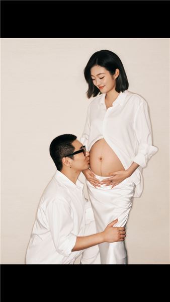 姐妹們幫我看一下哪張孕婦照最好看，我等寶寶出生了，打印出來送給ta