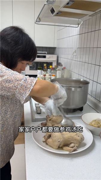 今年三伏天，我們把中韓兩種儀式都端上了桌，參雞湯以熱制熱VS清潤消暑綠豆湯