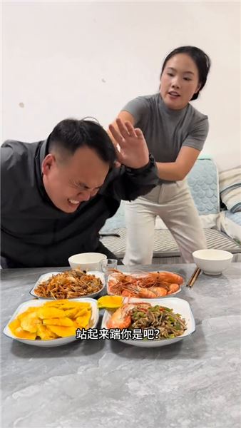 飯桌互懟藏溫柔：打打鬧鬧的逗趣日常，才是夫妻最舒服的相處模樣