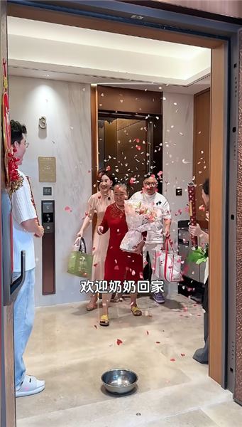 今天婆婆出院，佳怡和小海把家里布置得滿是心意，我不圖什么大富大貴，只盼她身體硬朗，吃嘛嘛香，楊楊在這里也祝愿天下的父母身體健康