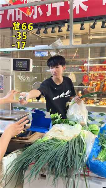 十七紅包盲盒挑戰，沒想到00后女保姆因為眼紅栽贓十七，直接讓她走人，錯可以犯，但是心思不能歪。