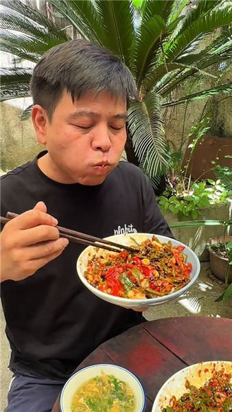 天熱沒胃口？一盤虎皮辣椒炒辣椒，香辣拌飯太過癮