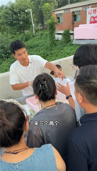 土豆絲火腿腸包子，真的很好吃。