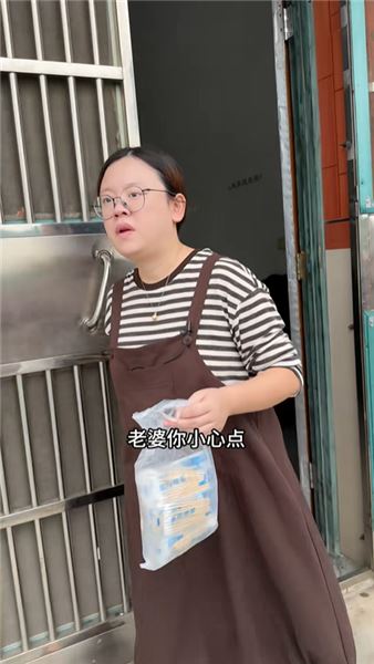 額頭磕出大包！生病后的老爸，抗拒所有親人的觸碰