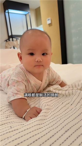 早安我的寶貝，睡醒不吵不鬧，靜靜發呆的模樣，心都被融化