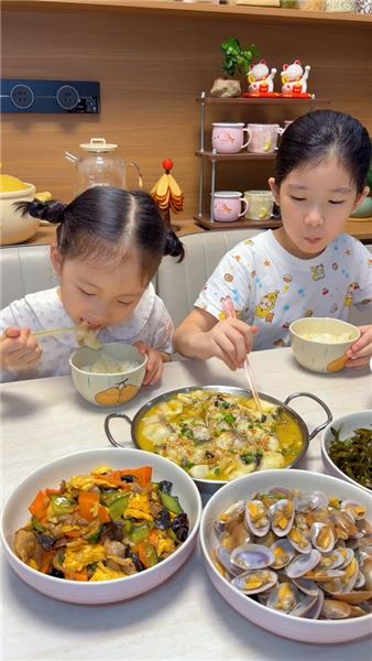 平凡日子的幸福感，藏在一家人熱氣騰騰的晚餐里