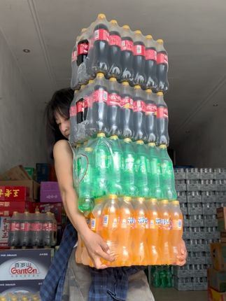 很多人好奇，我一個女孩為什麼要干搬啤酒這份活
