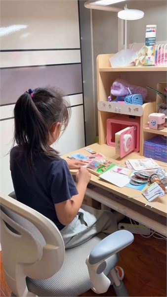文文拿出私房錢，給住校哥哥樂樂準備兩份生日禮物
