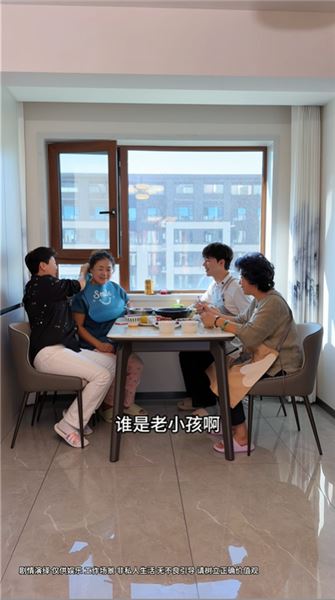 永遠難忘她身上獨有的暖意，沒有生育之恩，卻予我全部母愛