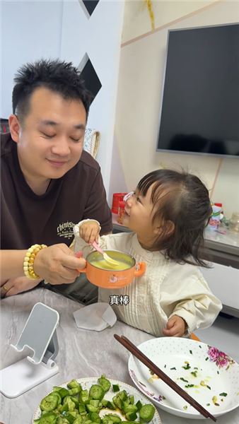 來東北幾天，珠珠已經能自己爬到 4 樓了～今天帶珠珠去逛了早市，早市每天都特別熱鬧