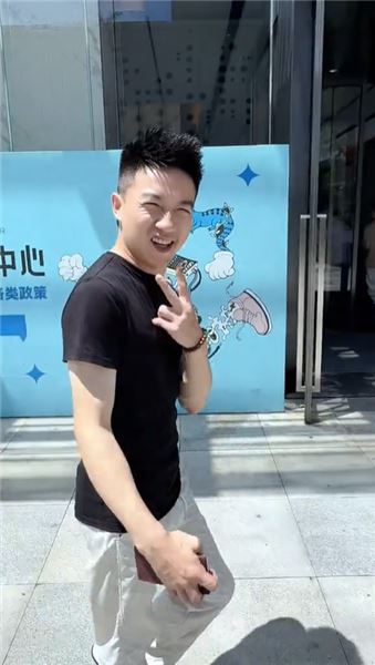 我們都帶著不完美行走世間，深知生活藏著無數不易。可困難從不是退縮的理由，保持笑容，堅定向前。不抱怨命運，不畏懼磨難，用樂觀化解委屈，用熱愛對抗困境，心有暖陽，人生自有方向。