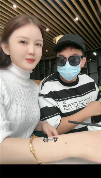 背著小敏和初戀在一起，他難道一點都不怕被發現嗎？