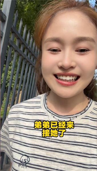 卓伊放假啦，帶著弟弟去接她，沒想到又哭成小淚人兒了