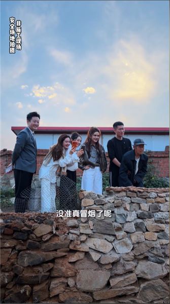 中秋赴員工老家過節，老宅地下傳言埋有黃金，挖開之后讓人感慨萬千