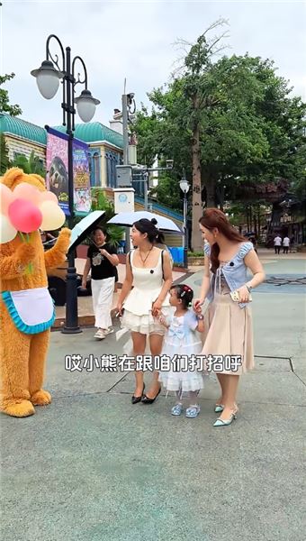小伍讓我帶佳怡去游樂園散心，自己假扮玩偶一整天跟著我們，廣州這么熱的天 看他穿這么厚只為佳怡原諒真的破防了……