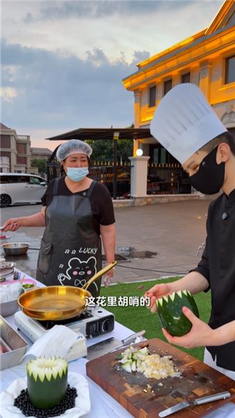 00 后國際大廚 vs 居家保姆廚藝 PK 四菜一湯，投票反轉劇情太有看點