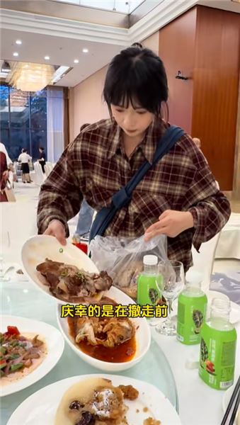 “我們今天不是吃剩菜的小流浪貓，我們是祝新人新婚快樂的小小嘉賓。”