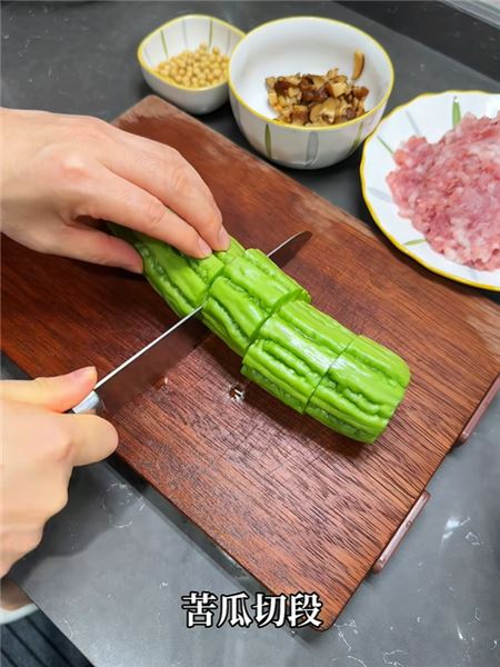 天熱沒胃口？廣東人都在喝這碗苦瓜釀肉湯，清甜回甘清熱解膩，三伏天喝完全身通透
