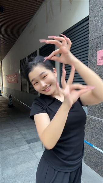 鄉村女孩靠手勢舞走紅，手勢舞到底算不算真正的才藝？