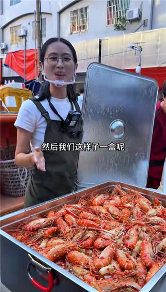 豪擲 2100 元購入 50 斤羅氏蝦擺攤！黃油蒜蓉羅氏蝦，三十分鐘直接全部賣光