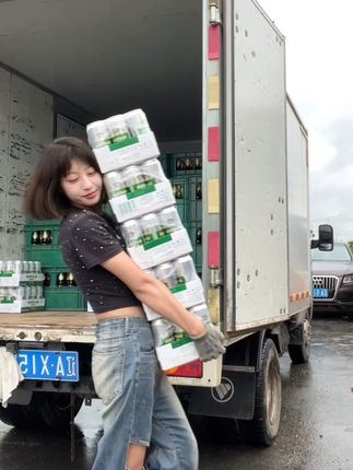 很多人好奇，我一個女孩為什麼要干搬啤酒這份活