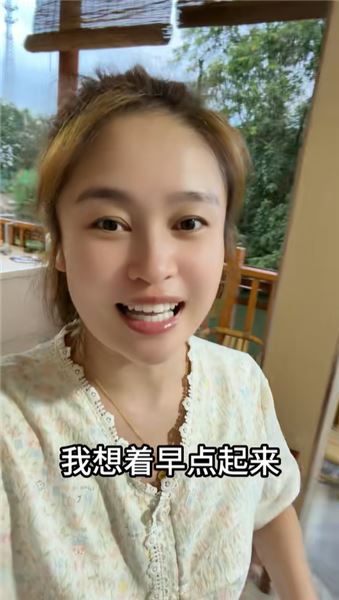 卓伊上一年級啦，懵懂的她邁著堅定的小步伐，爸爸媽媽很是欣慰呢