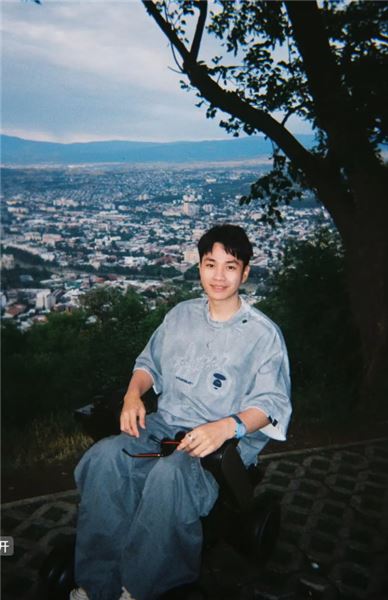 “你有沒有因為害怕，放棄過想做的事？我兩歲就不能走路，卻從來沒怕過生活。”