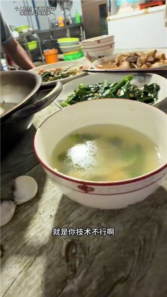 浪跡天涯的女卡車司機，凌晨三點貨車墜入魚塘，吊車費自掏腰包，卡友遇上責任拉扯該怎么辦