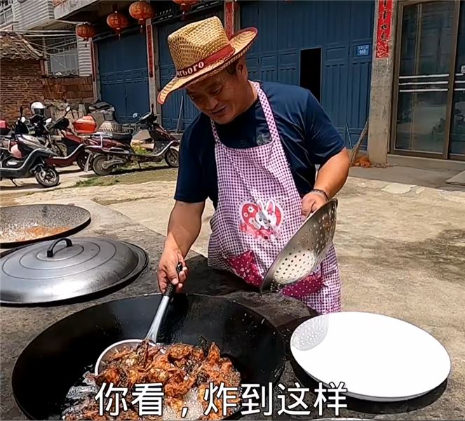 760 元買下 7 條兇猛花龍，處理時險被咬傷，一鍋椒鹽海鰻，海邊漢子的硬核下酒菜