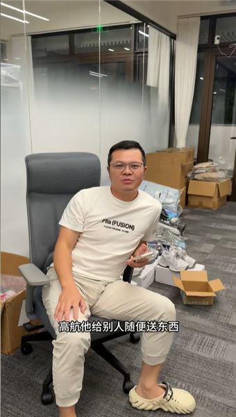 深度剖析：小鳳金哥一家，是怎么把 "一家子人" 做成一條商業鏈的