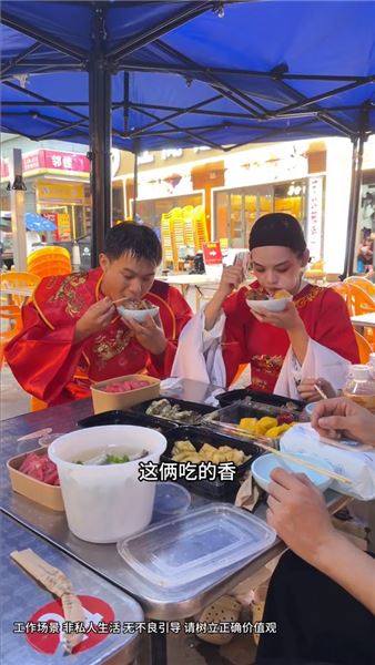 看見前員工街頭賣唱謀生，當初辭退她，我做錯了嗎？
