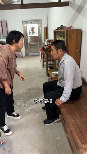 額頭磕出大包！生病后的老爸，抗拒所有親人的觸碰
