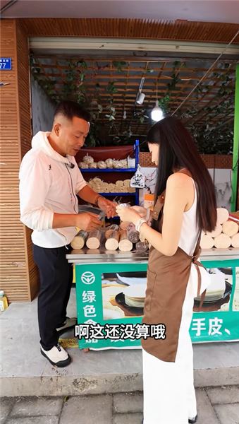 釣魚和美女我都喜歡，專找美女攤位賣魚：釣魚我快樂，賣魚大家都快樂