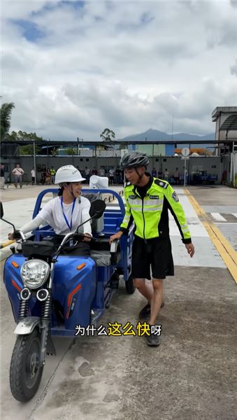 摩托車女學員練車誤觸油門，現場手忙腳亂，教練全程揪心指揮，練車實錄太真實