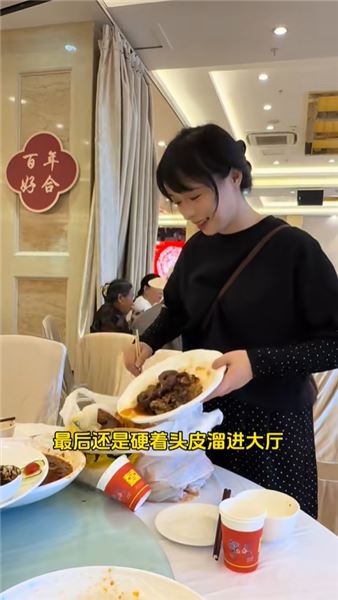 “我們今天不是吃剩菜的小流浪貓，我們是祝新人新婚快樂的小小嘉賓。”