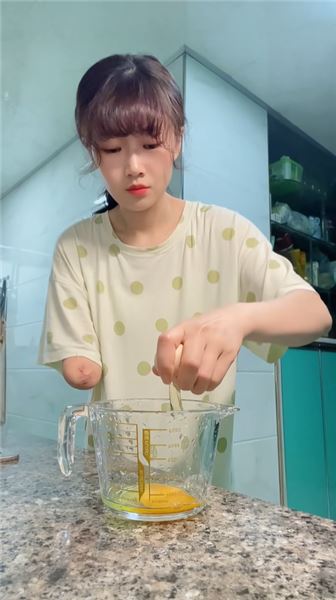 剛出生被橡皮筋致左手截肢，單手媽媽，把煙火日子過得閃閃發光
