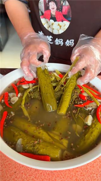 快跟媽媽試試這個只燙一燙、泡一晚就能吃的酸黃瓜！做法超簡單，嘎嘣脆比買的還香