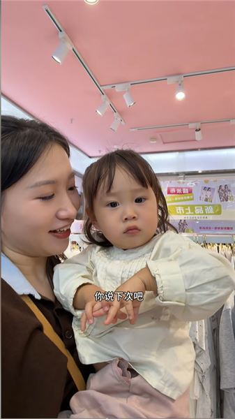 來東北幾天，珠珠已經能自己爬到 4 樓了～今天帶珠珠去逛了早市，早市每天都特別熱鬧