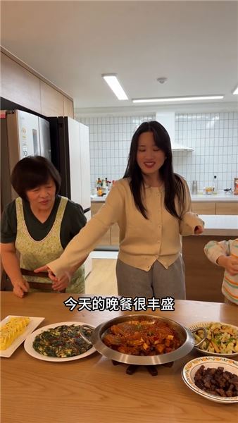 泡菜燉排骨配雙餅，異國小家充滿煙火氣的韓式家庭晚餐