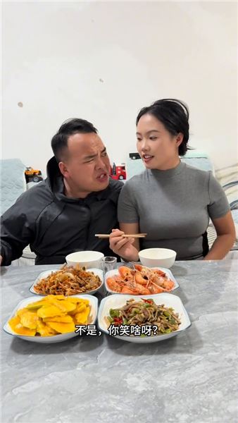 飯桌互懟藏溫柔：打打鬧鬧的逗趣日常，才是夫妻最舒服的相處模樣